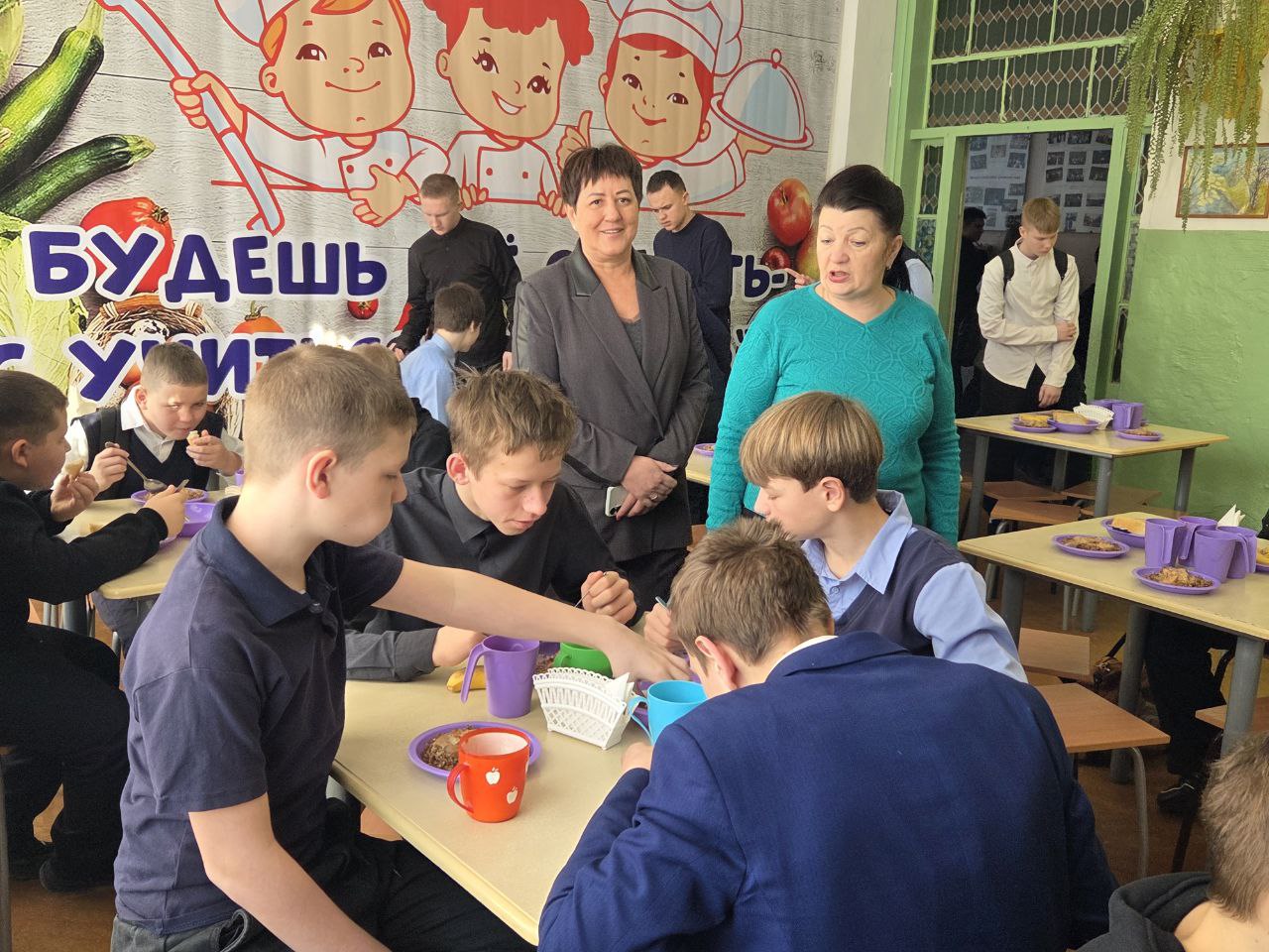 Проверка качества школьного питания в Кировском округе
