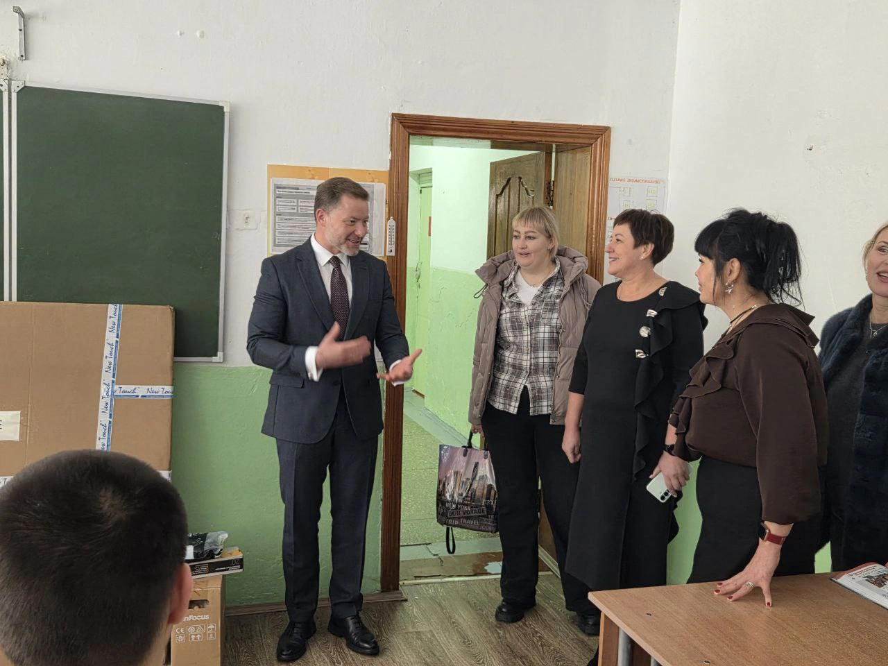 Антон Волошко передал в школу поселка Кировский интерактивную доску