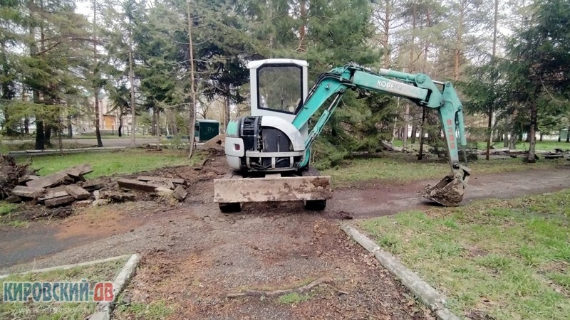 Трактор в сквере, пгт.Кировский