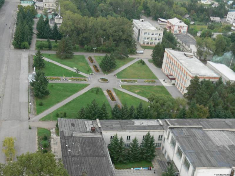 "Приадминистративный" скверчик, пгт.Кировский