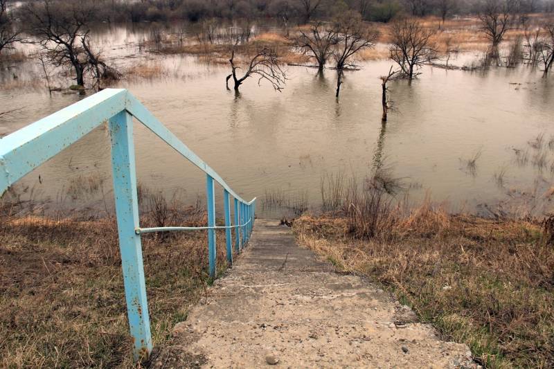 Ступеньки в воду, пгт.Кировский