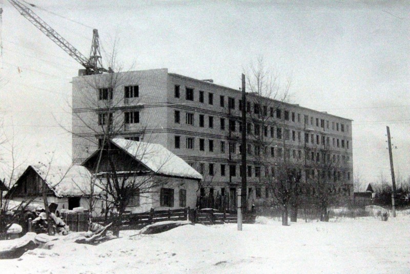 ул. Советская. Сейчас на месте домика здание сбербанка., пгт.Кировский