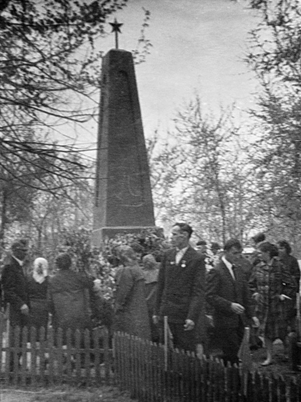 У памятника, пгт.Кировский