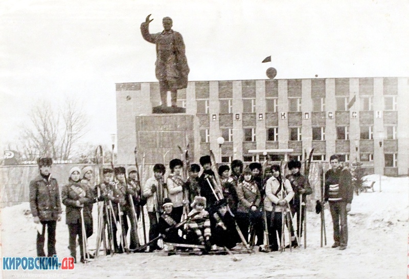 Лыжники у памятника С.М.Кирову, пгт.Кировский